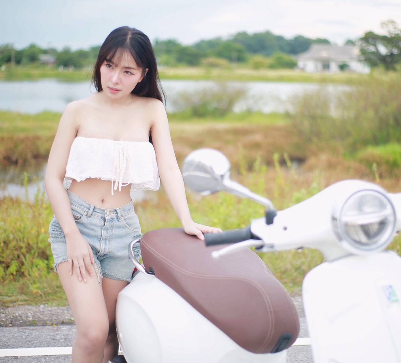 Người đẹp bên xe Vespa