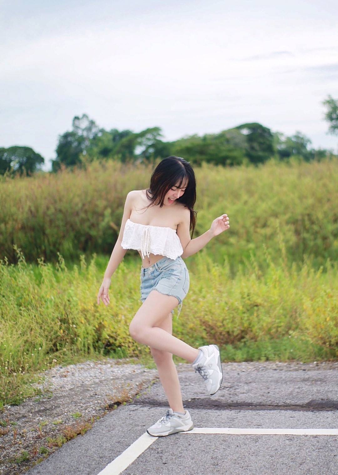 Người đẹp bên xe