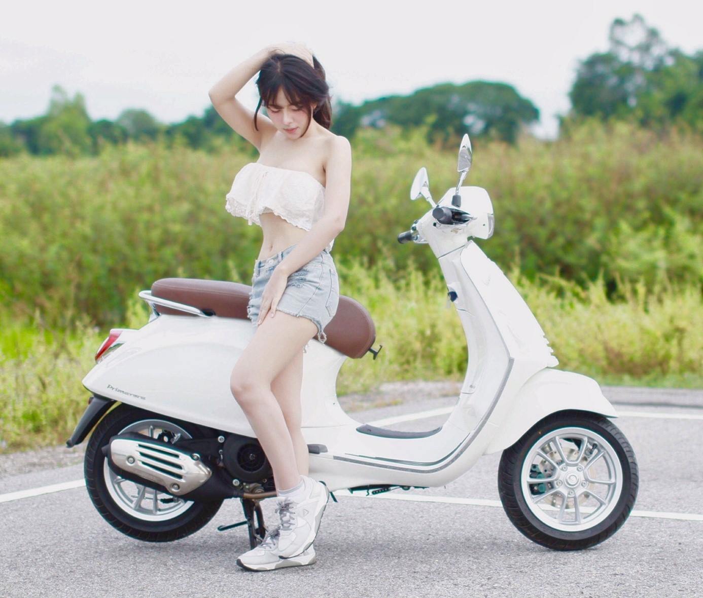 Người đẹp và xe Vespa