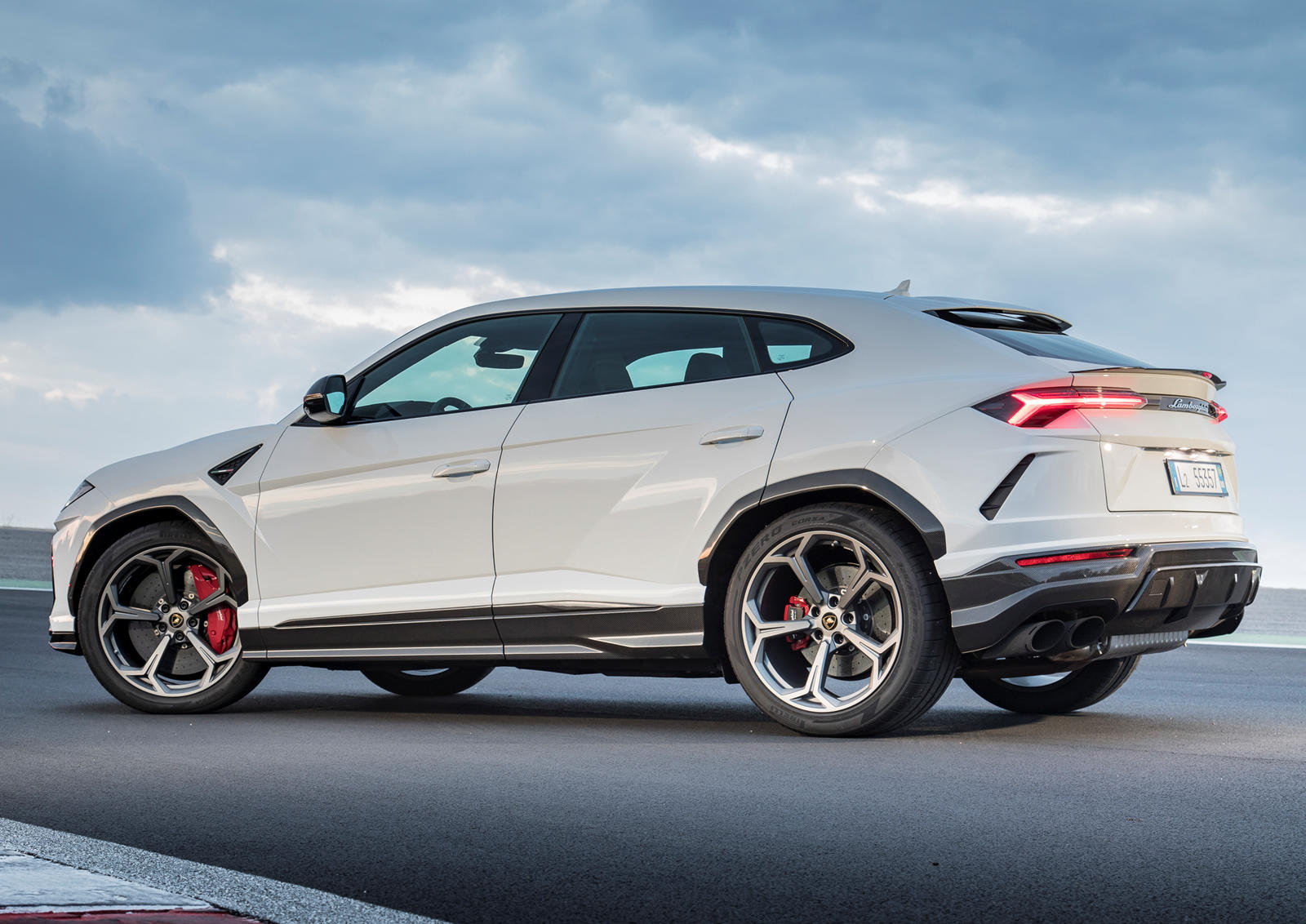 Lamborghini Urus đã đơn đặt hàng kỉ lục ngay từ khi ra mắt