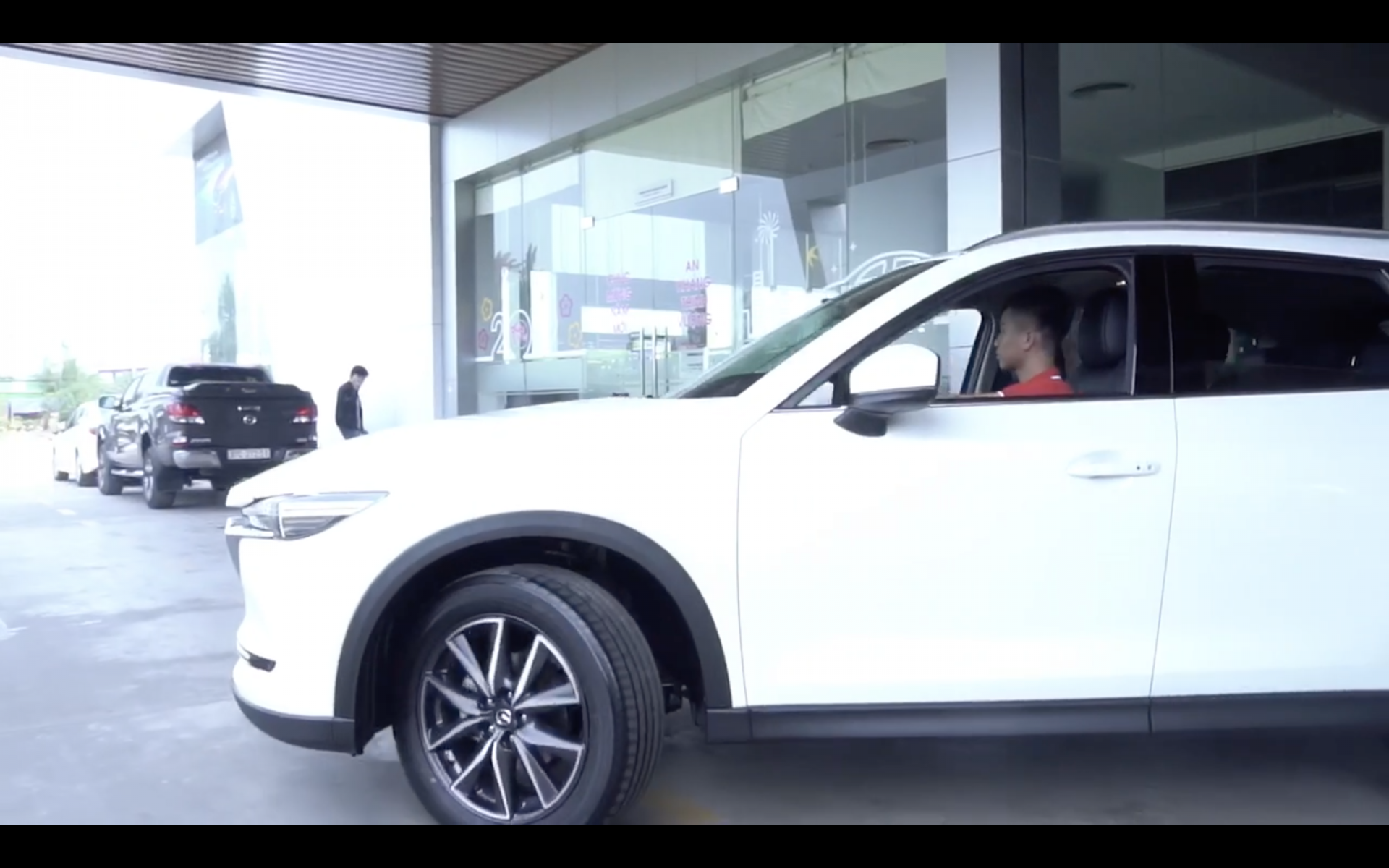 Sau khi nhận xe, cầu thủ này tự lái xe về nhà