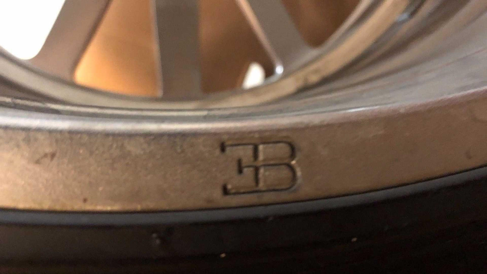 Logo Bugatti được khắc dập nổi trên la zăng
