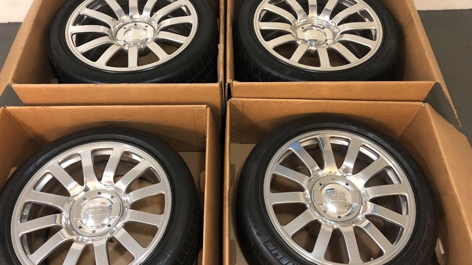 Bộ lốp và la zăng của Bugatti Veyron đang được rao bán