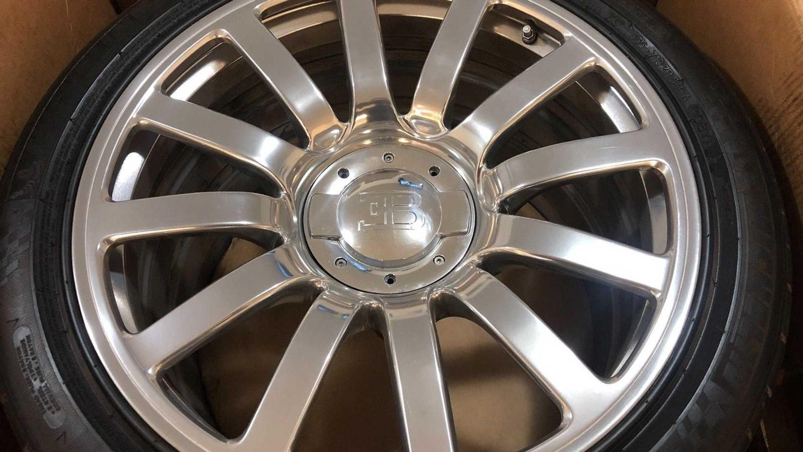 Một bộ lốp Bugatti Veyron tiêu chuẩn đắt gấp rưỡi bộ lốp trên eBay