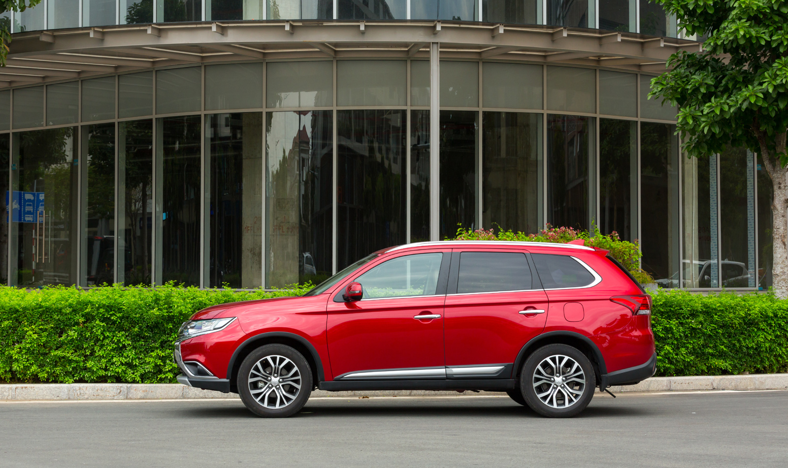 Kính chắn gió, kính sau của Outlander cũng được trang bị lớp cách âm