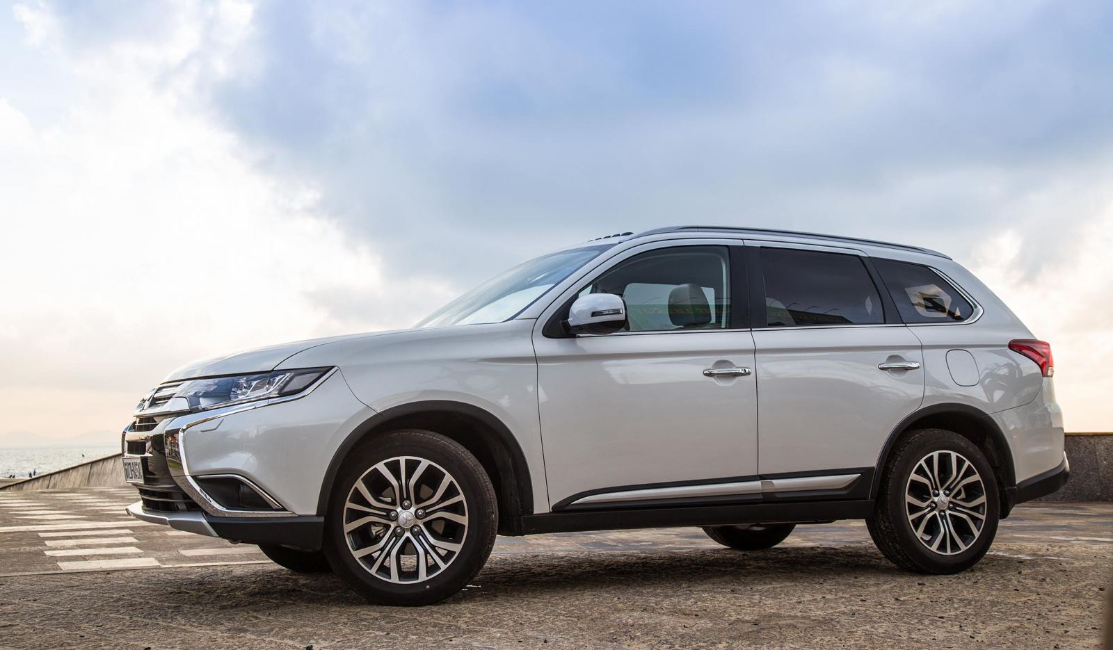 Mitsubishi Outlander có vẻ ngoài khoẻ khoắn, rắn rỏi
