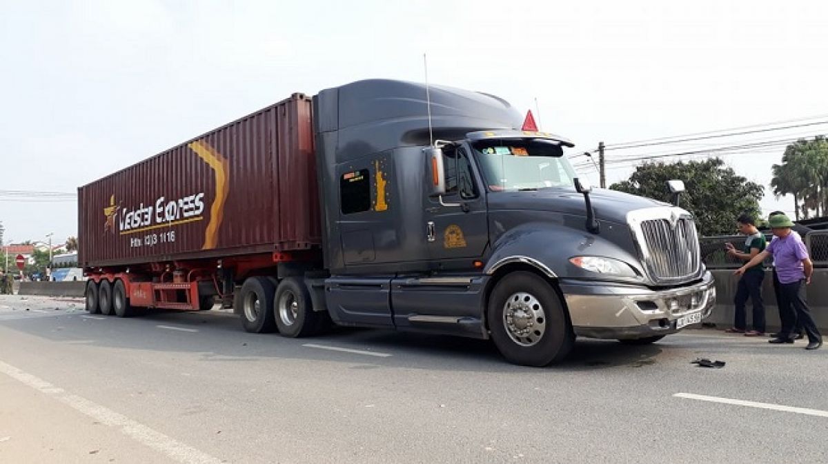 Rủi ro luôn rình rập những tài xế lái xe công ten nơ