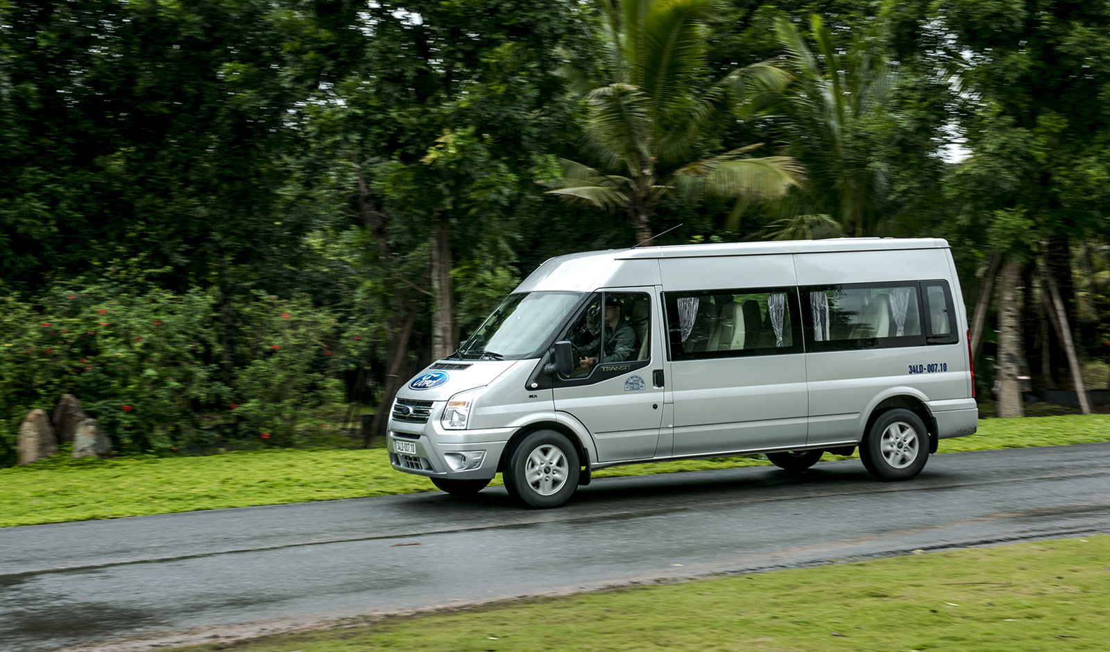 Giá xe Ford Transit giảm cùng khuyến mại hấp dẫn trong tháng 1/2019
