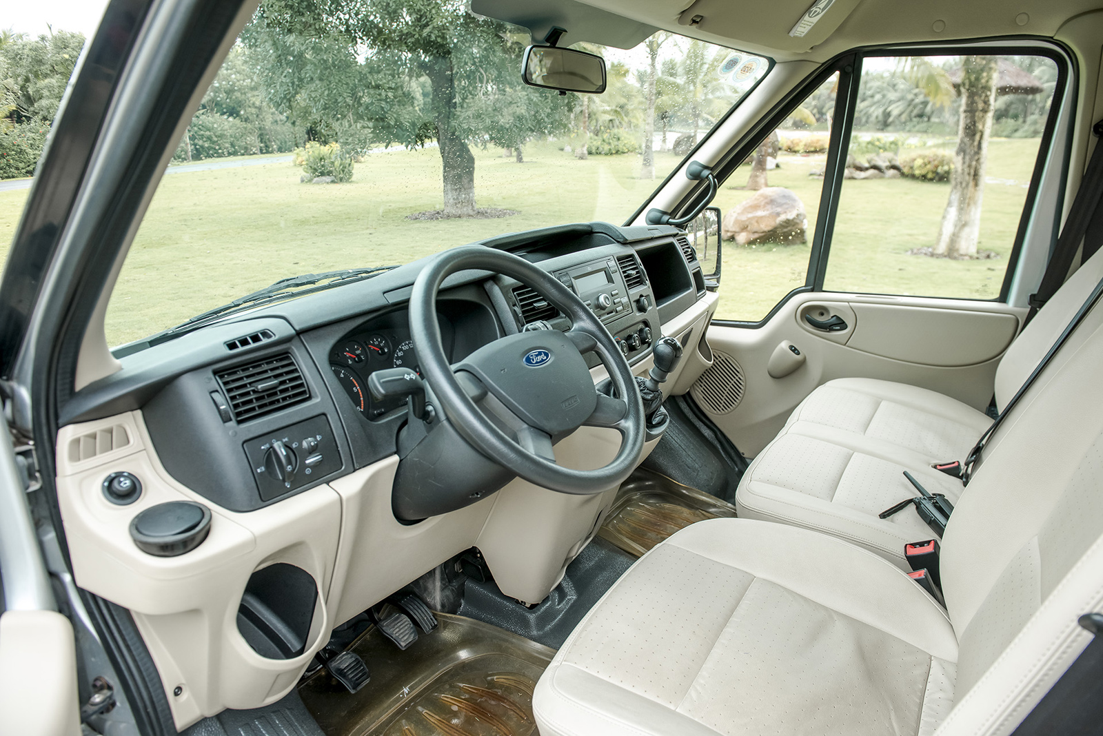 Ford Transit mới có nội thất bọc da sáng màu, tạo không gian nội thất sang trọng