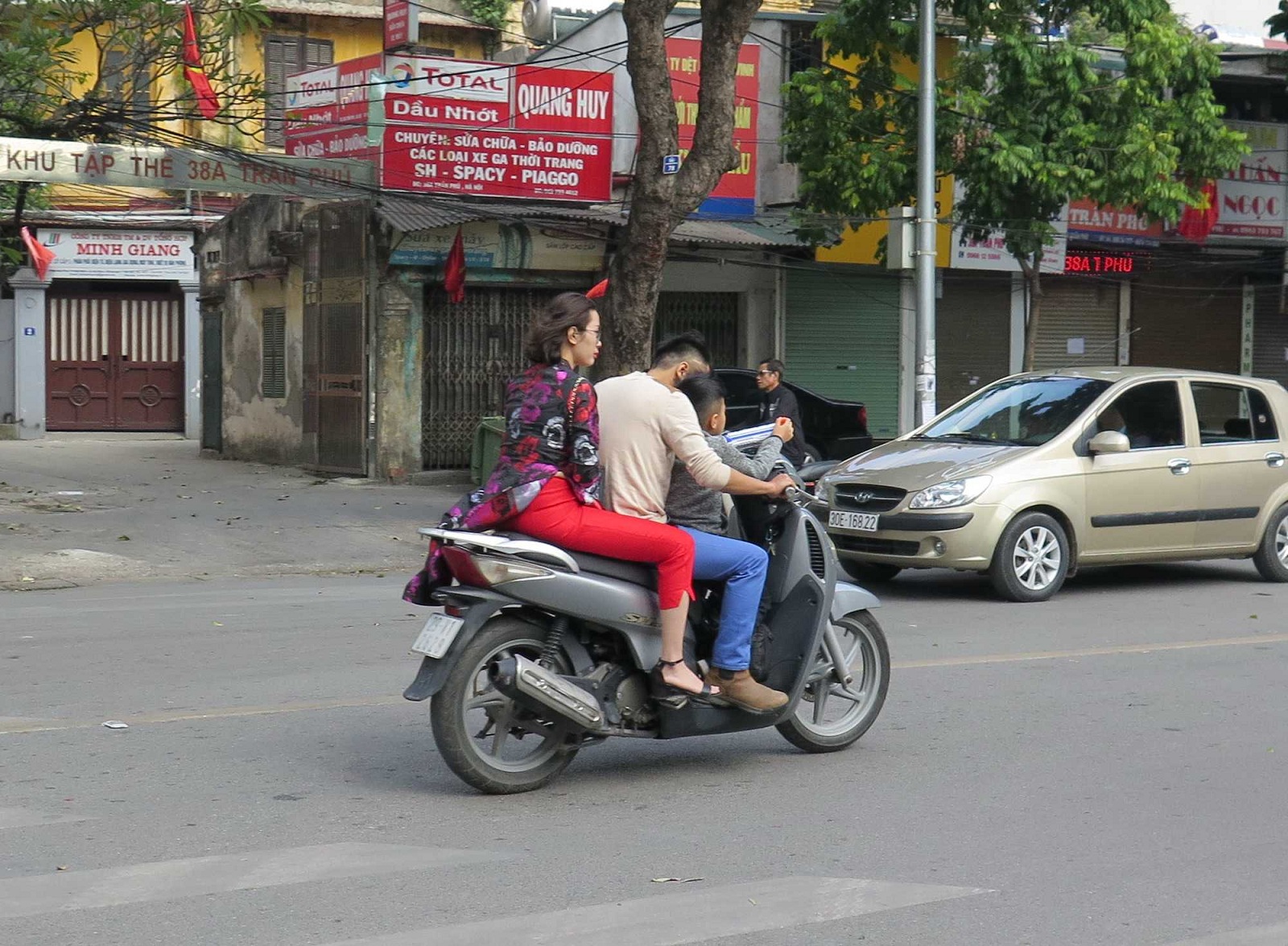 không đội mũ nảo hiểm khi tham gia giao thông