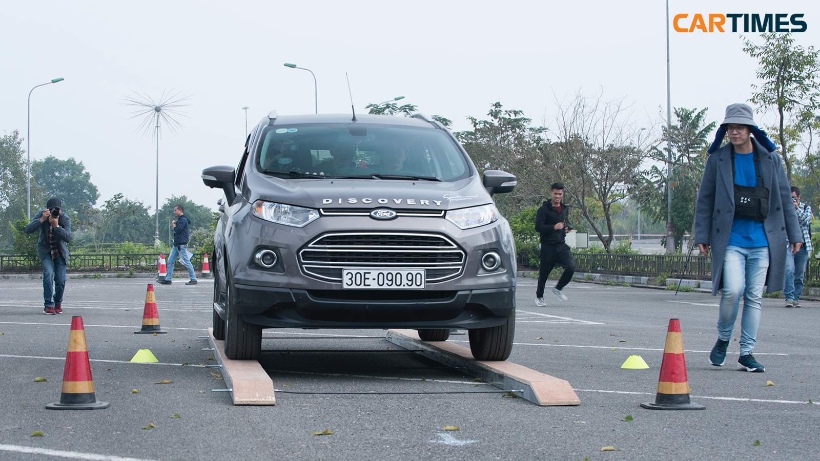 Bài thi điều khiển xe Ford EcoSport trên thanh thăng bằng