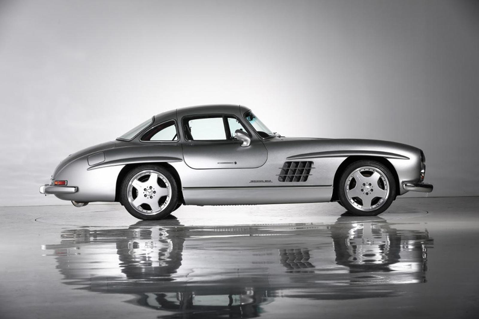 Thiết kế bên hông xe Mercedes-Benz 300SL