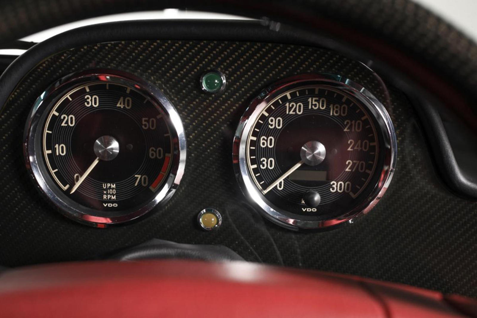 Bảng đồng hồ hiển thị của xe Mercedes-Benz 300SL AMG
