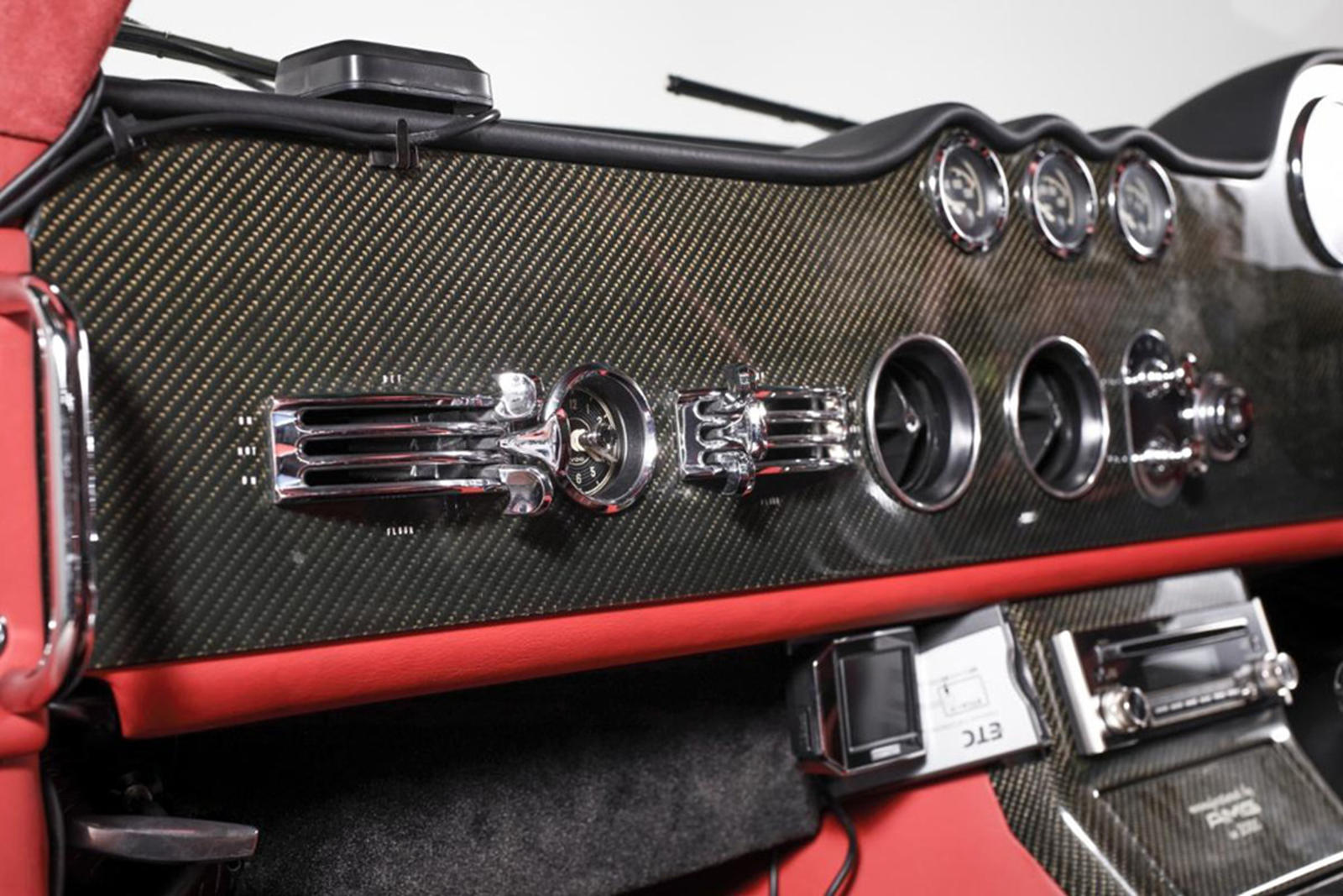 Thiết kế bảng điều khiển của xe Mercedes-Benz 300SL AMG