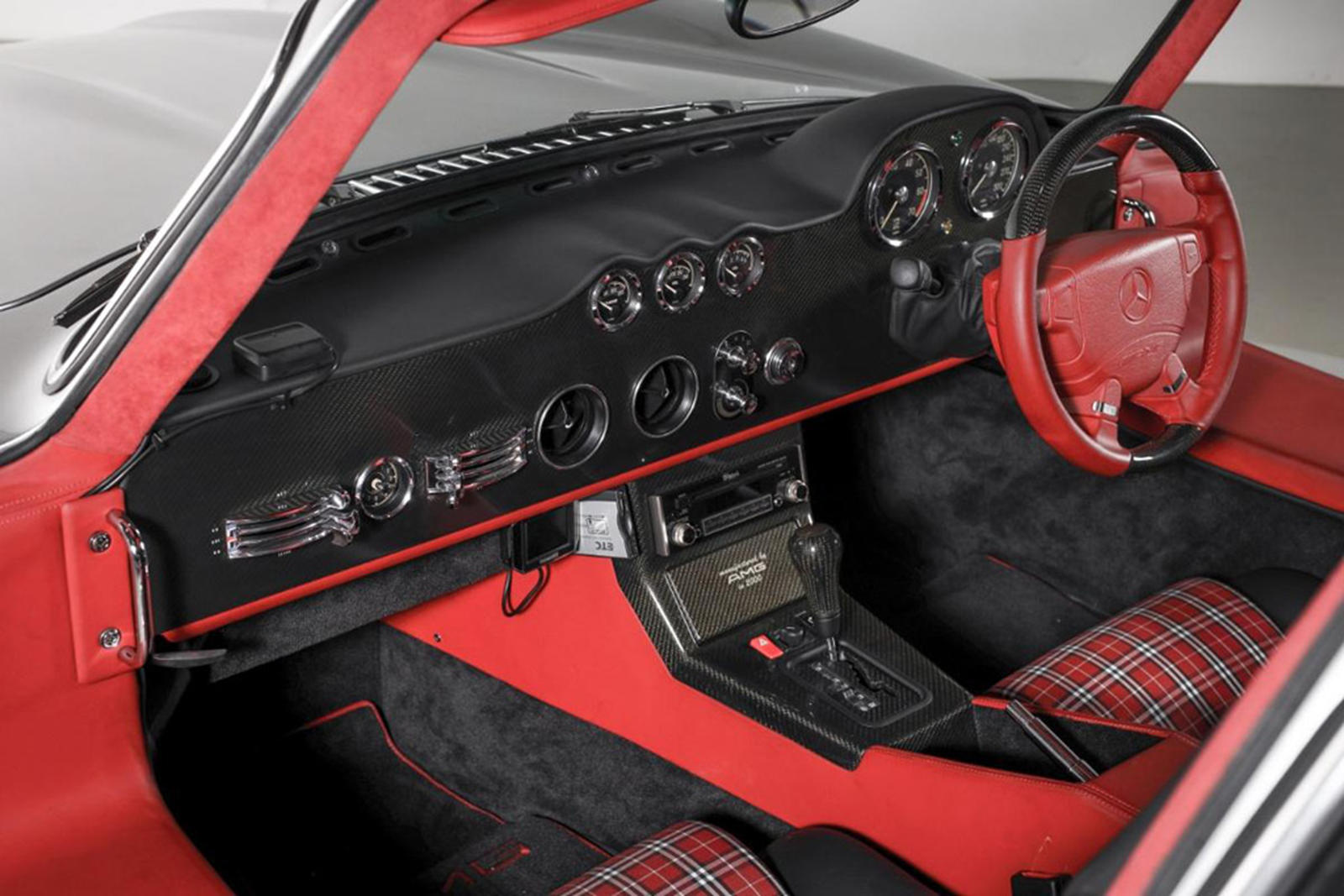 Xe Mercedes-Benz 300SL AMG có nội thất nổi bật màu đỏ và carbon