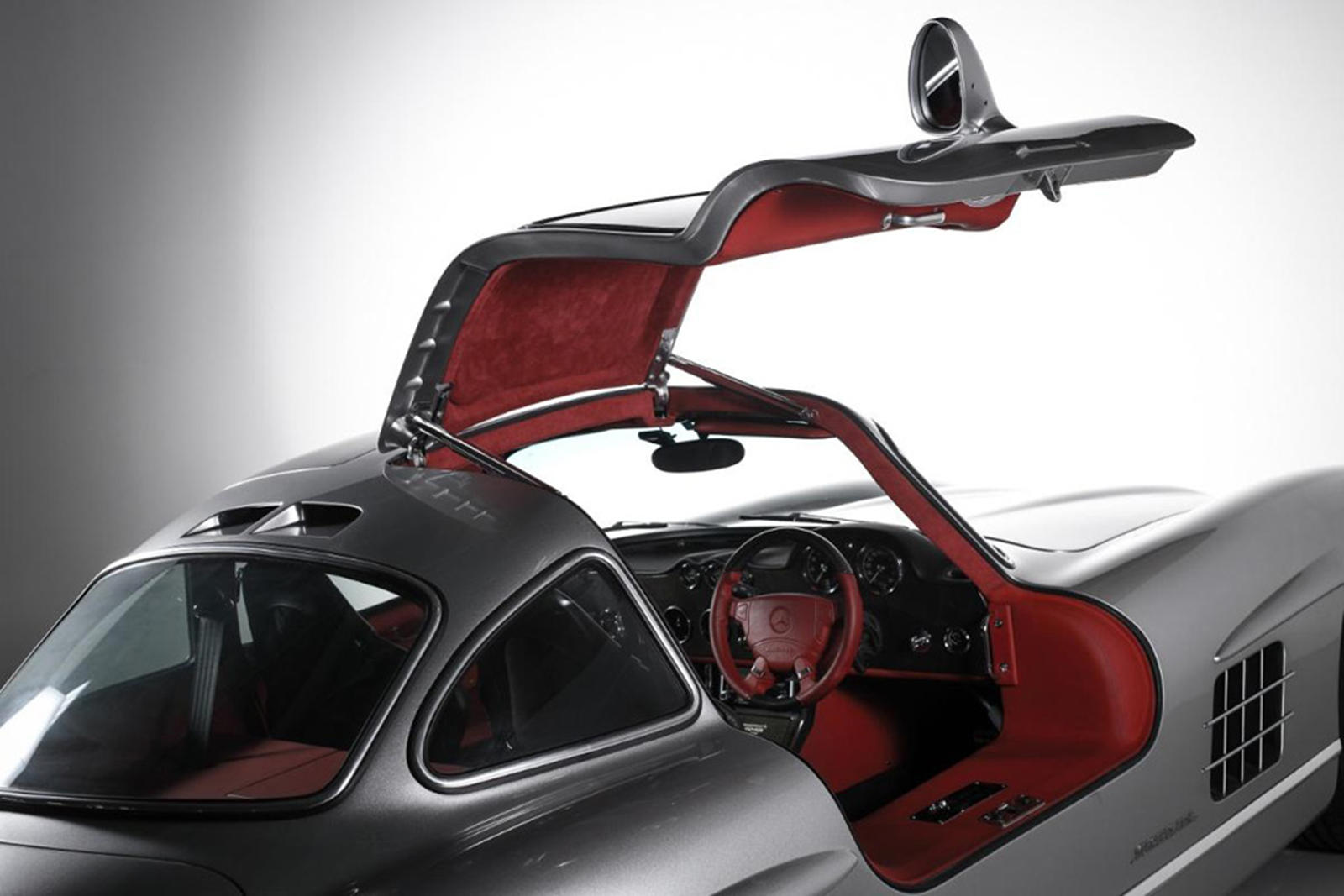 Xe Mercedes-Benz 300SL AMG có thiết kế cửa cánh chim