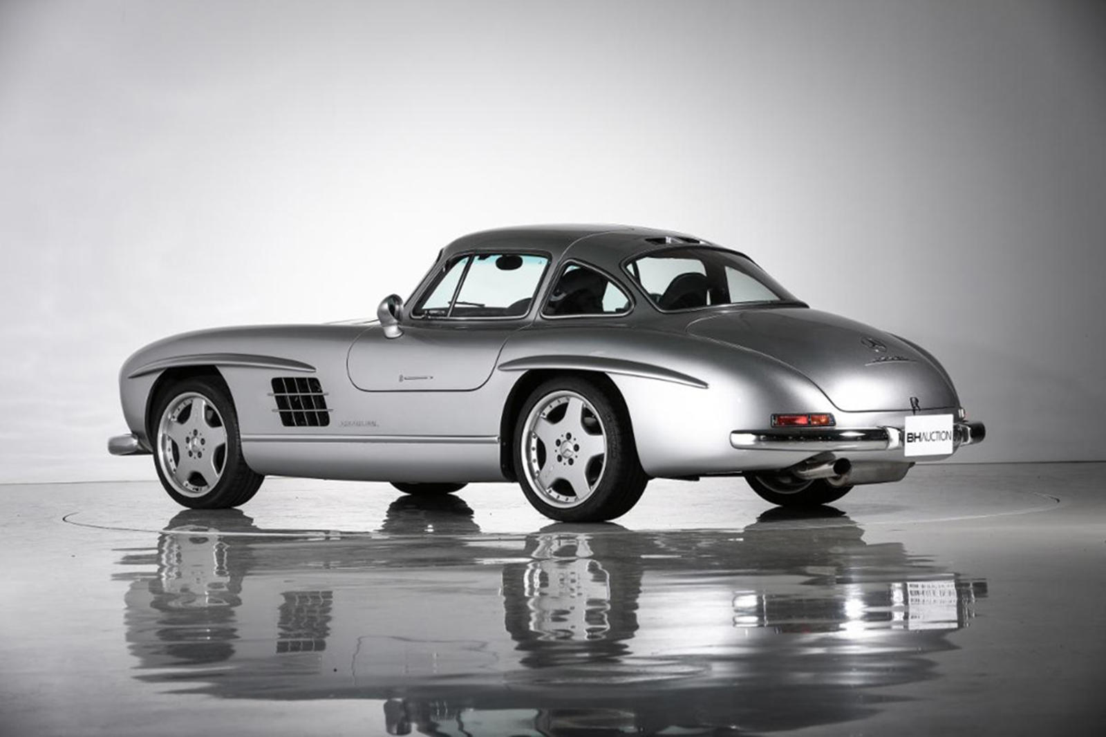 Thiết kế phía sau xe Mercedes-Benz 300SL AMG