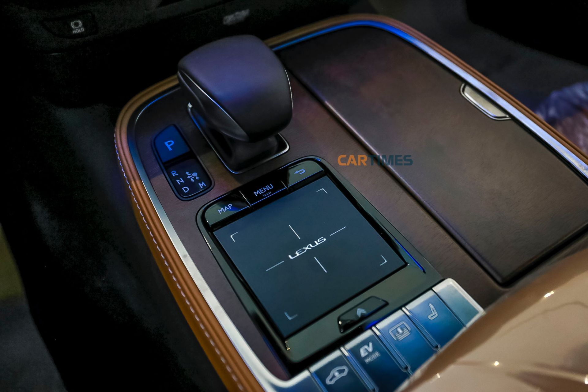 Giao diện điều khiển cảm ứng (Remote Touch Interface) trên Lexus LS 500h 2019