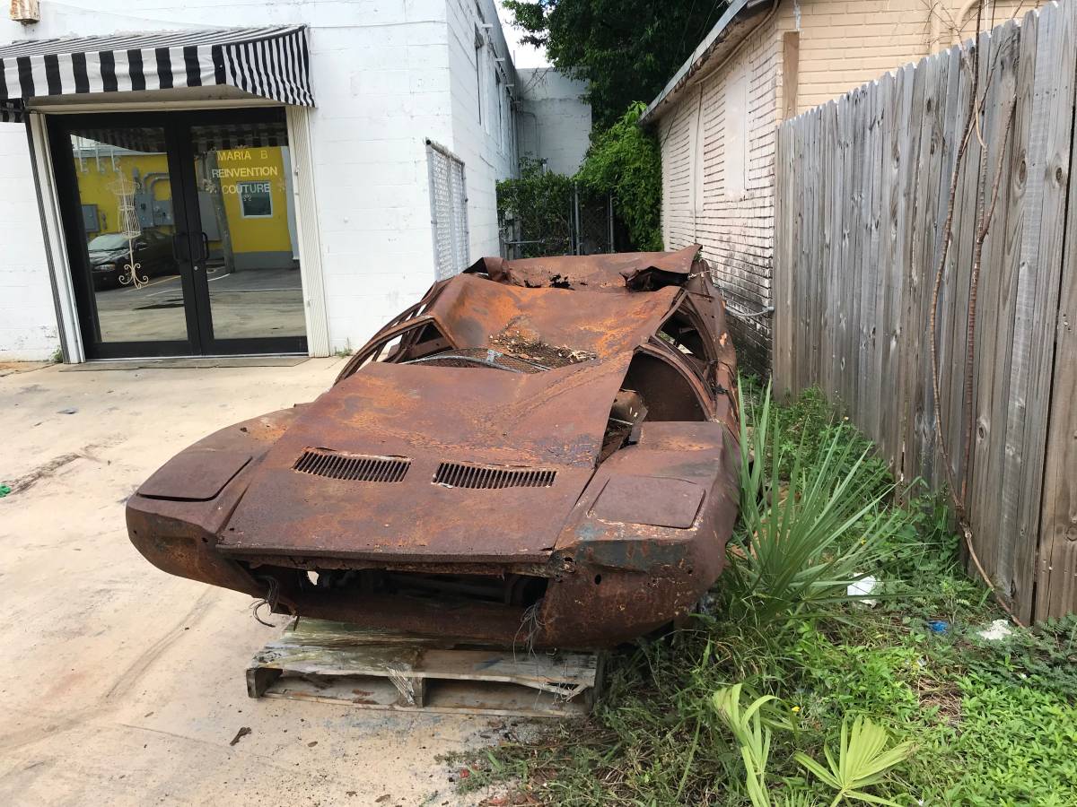 De Tomaso Pantera 1971 như đống sắt vụn vẫn rao bán 47 triệu đồng