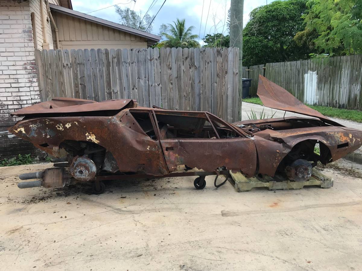 De Tomaso Pantera 1971 như đống sắt vụn vẫn rao bán 47 triệu đồng
