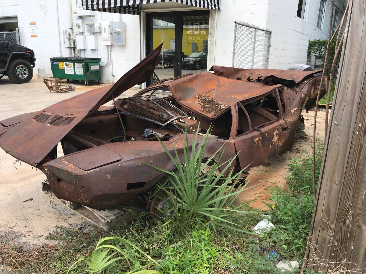 De Tomaso Pantera 1971 nát bét có thể từng trải qua vụ cháy
