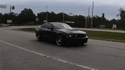 Đốt lốp bất thành, ngựa hoang Ford Mustang "ngã" chổng vó