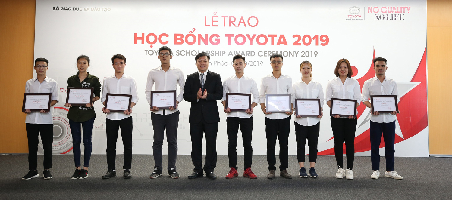 Ông Doãn Hồng Hà - Phó Vụ trưởng Vụ GDCT & CTHSSV trao Học bổng Toyota cho các em sinh viên