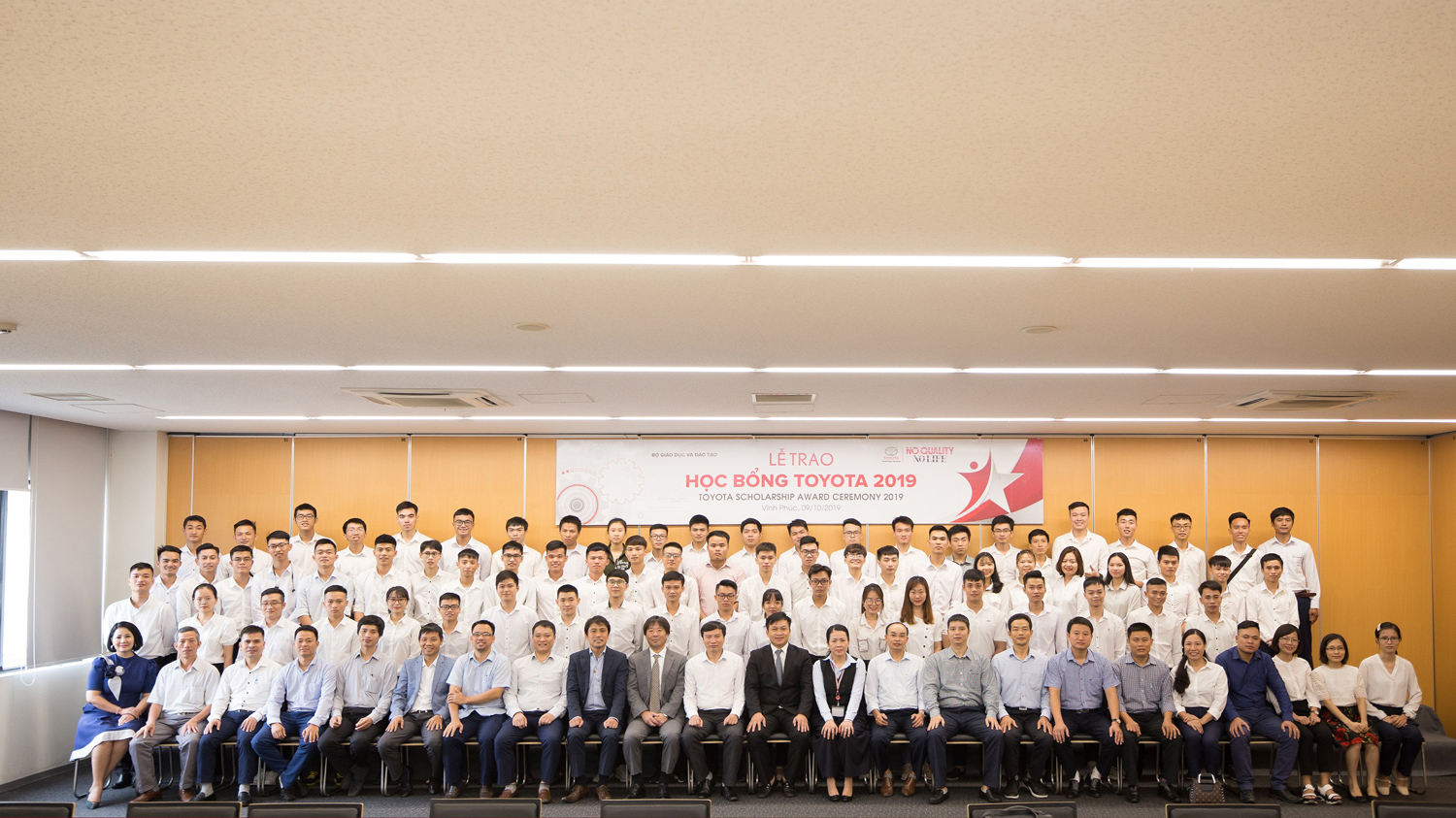 Các sinh viên nhận học bổng khu vực miền Bắc chụp ảnh cùng đại diện TMV và Bộ GDDT