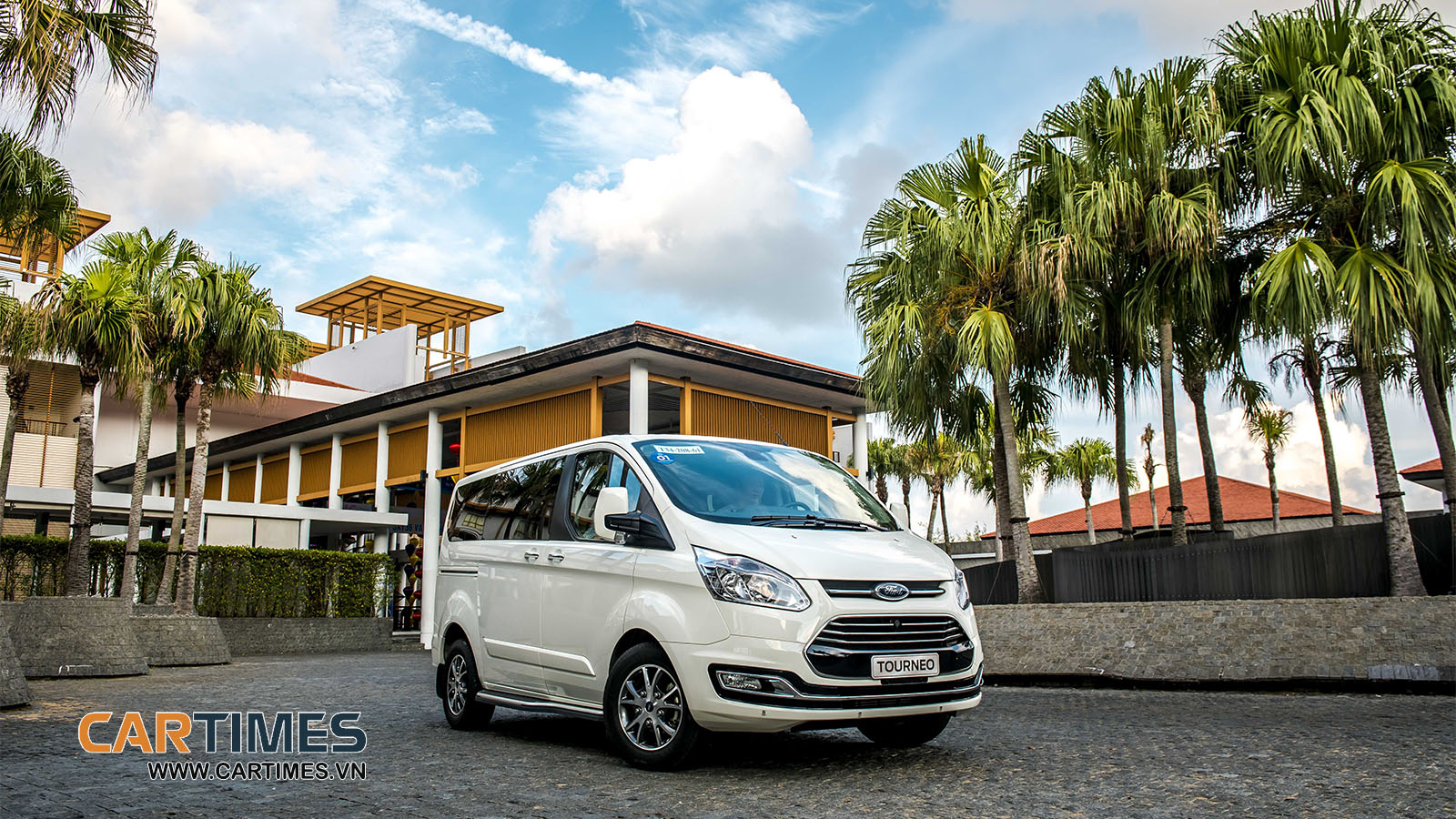 Đầu xe Ford Tourneo
