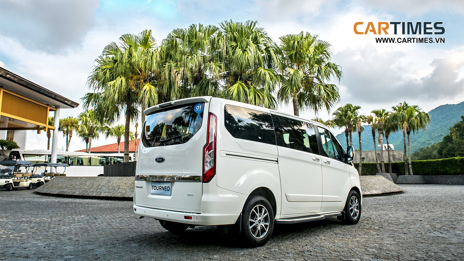 Đuôi xe Ford Tourneo