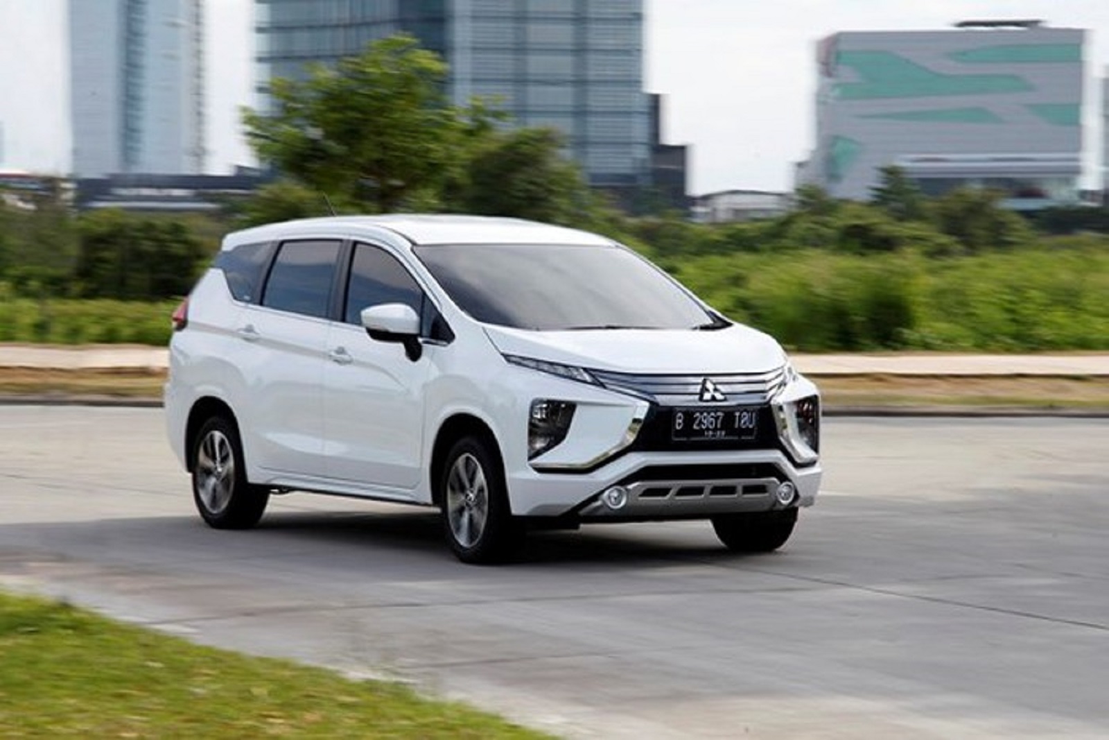 Xe lệch về một bên dù đang đi trên đường bằng phẳng