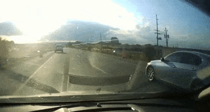 Lao vào bờ kè lề đường, tài xế Kia Sorento tự gây tai nạn nghiêm trọng