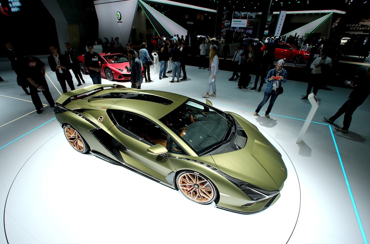 Chiếc Lamborghini Sian xuất hiện lần đầu tiên vào tháng trước tại triển lãm mô tô Frankfurt. Ảnh: Reuters