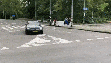 Biểu diễn bất thành, Mercedes-AMG C63 S được thử nghiệm túi khí bên hông