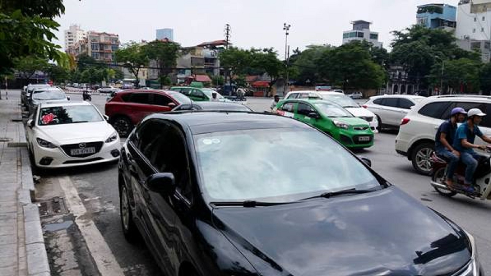 Không được dừng, đỗ cách lề đường với khoảng cách bất kỳ
