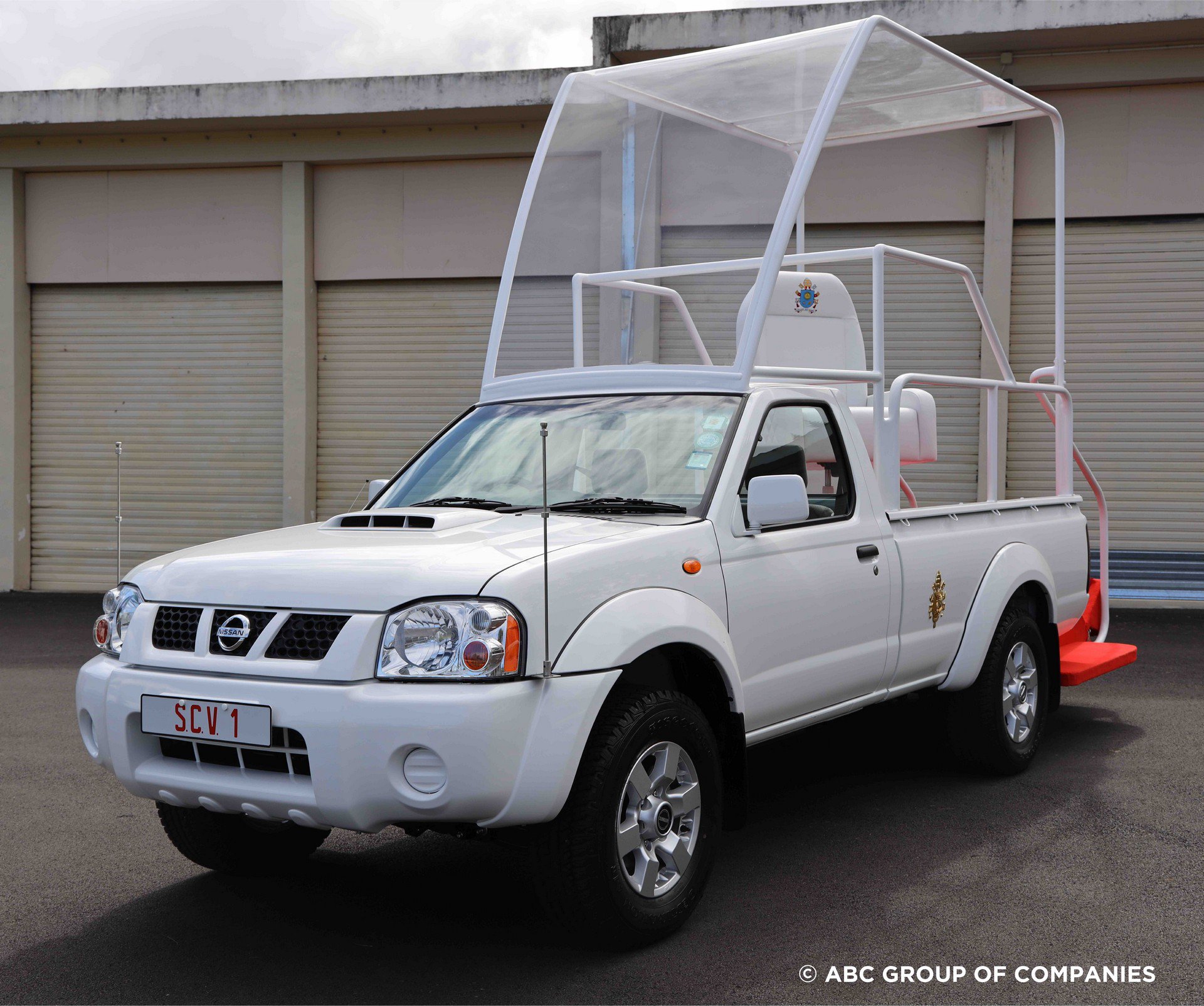Chiếc xe Nissan NP300 được thay đổi kết cấu cho phù hợp với việc diễu hành