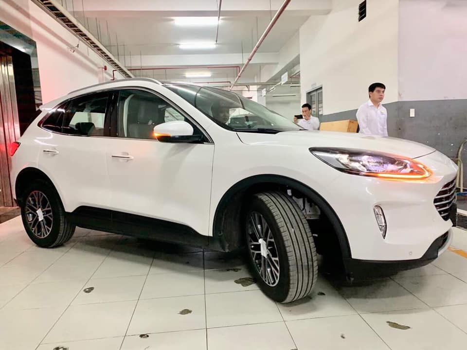 Ford Escape 2020 lộ diện tại một đại lý trước ngày ra mắt