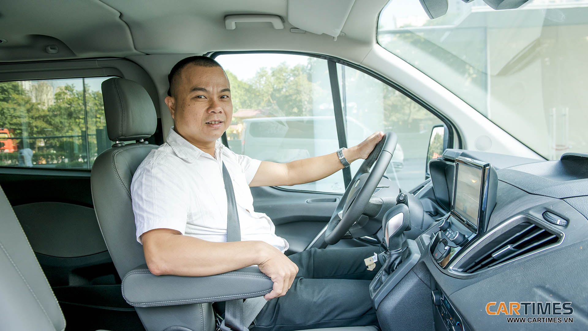Anh Tuấn lái thử xe Ford Tourneo mới