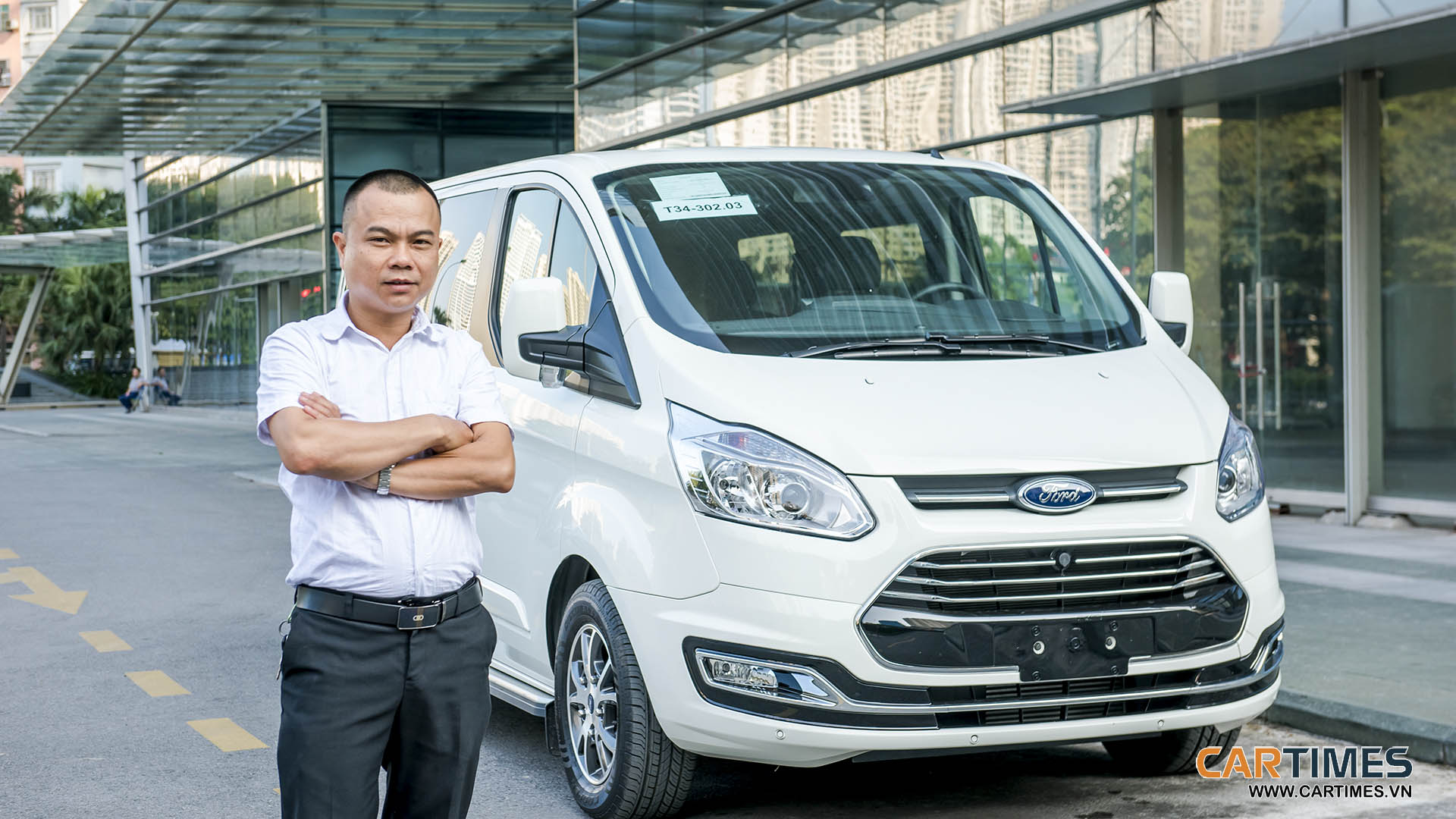 Anh Trần Hữu Tuấn bên chiếc xe Ford Tourneo