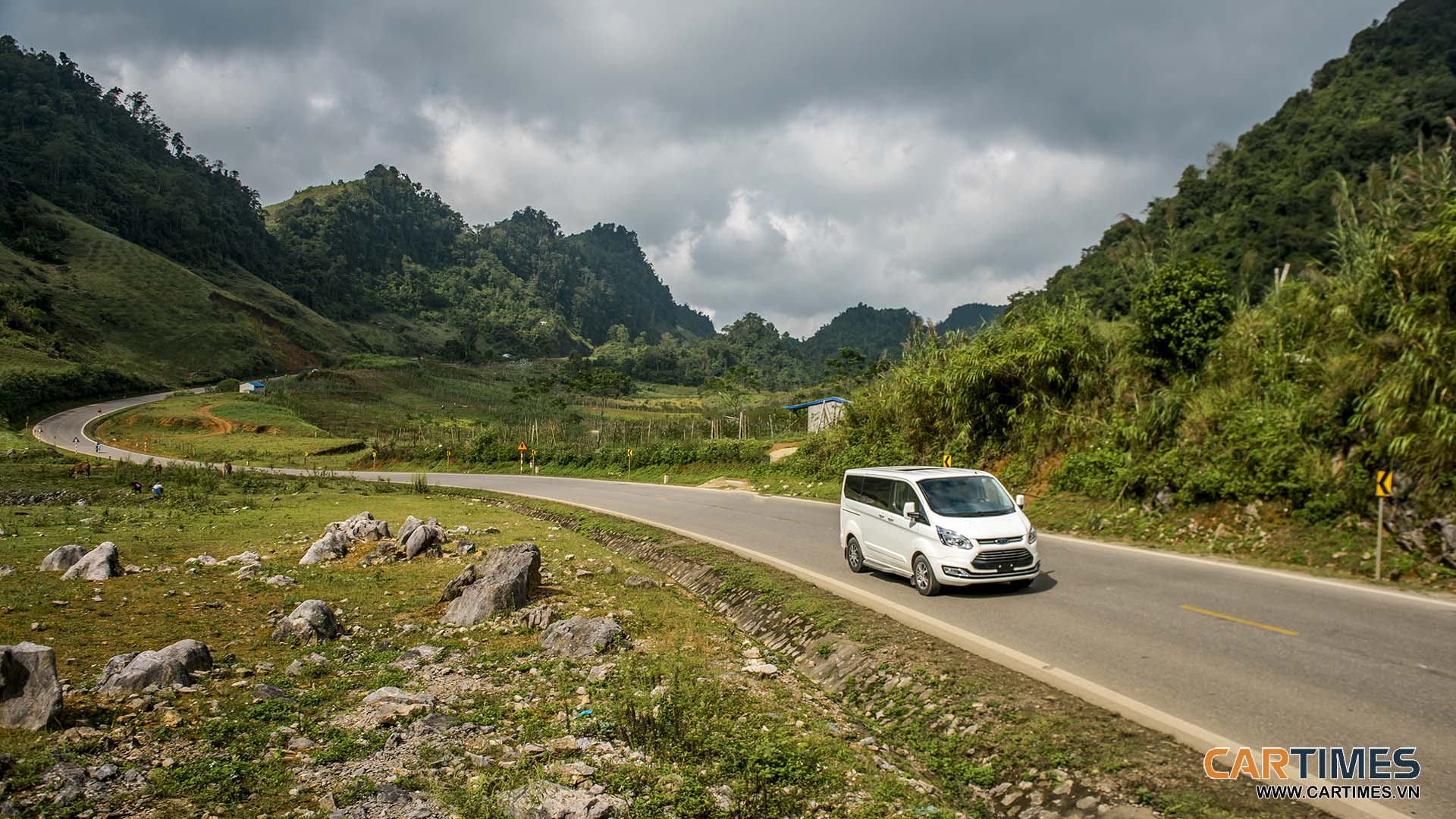 Vận hành xe Ford Tourneo