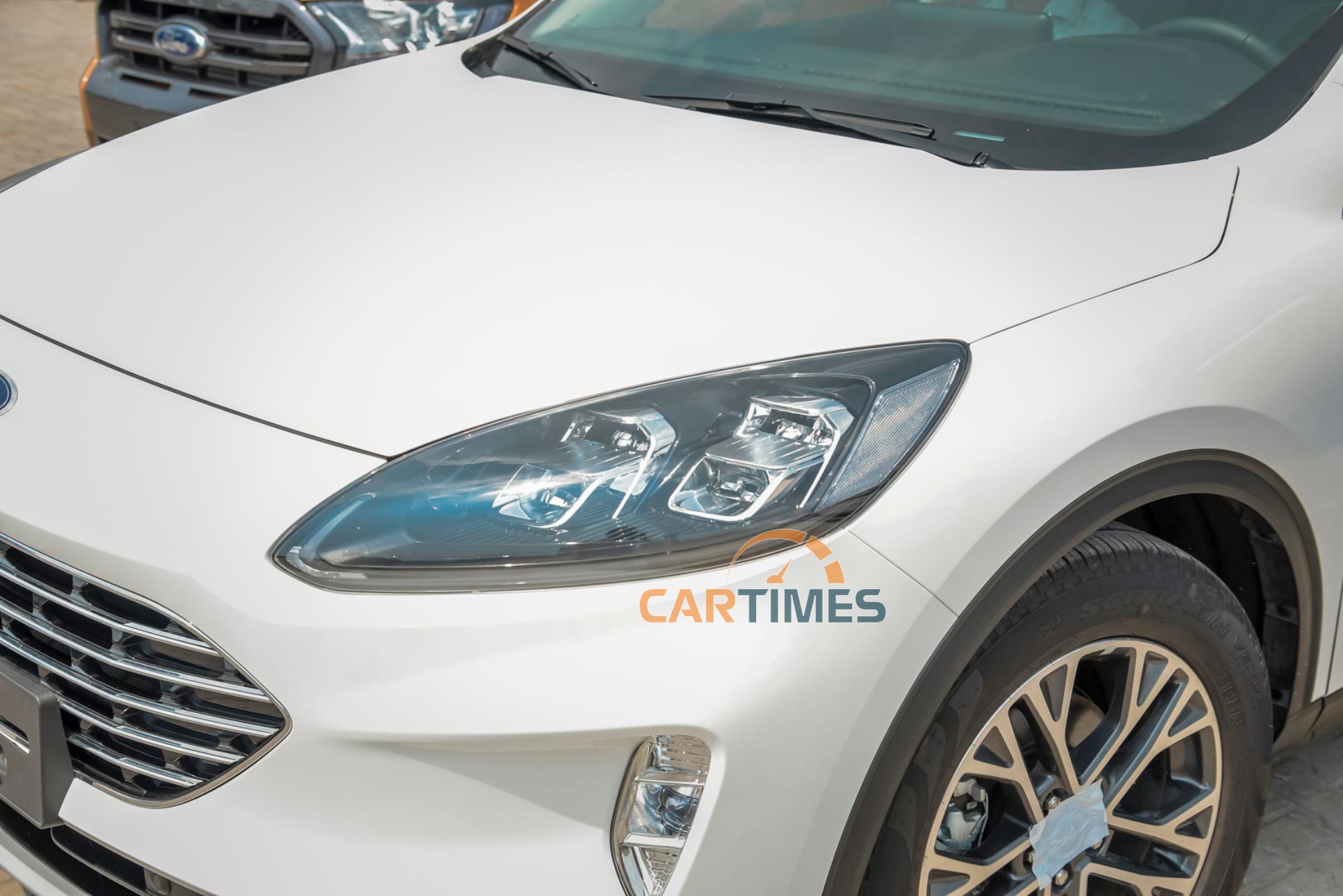 Đèn pha xe Ford Escape 2020