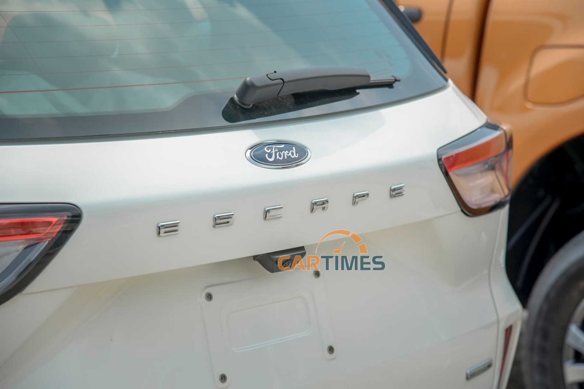 Logo xe Ford Escape 2020