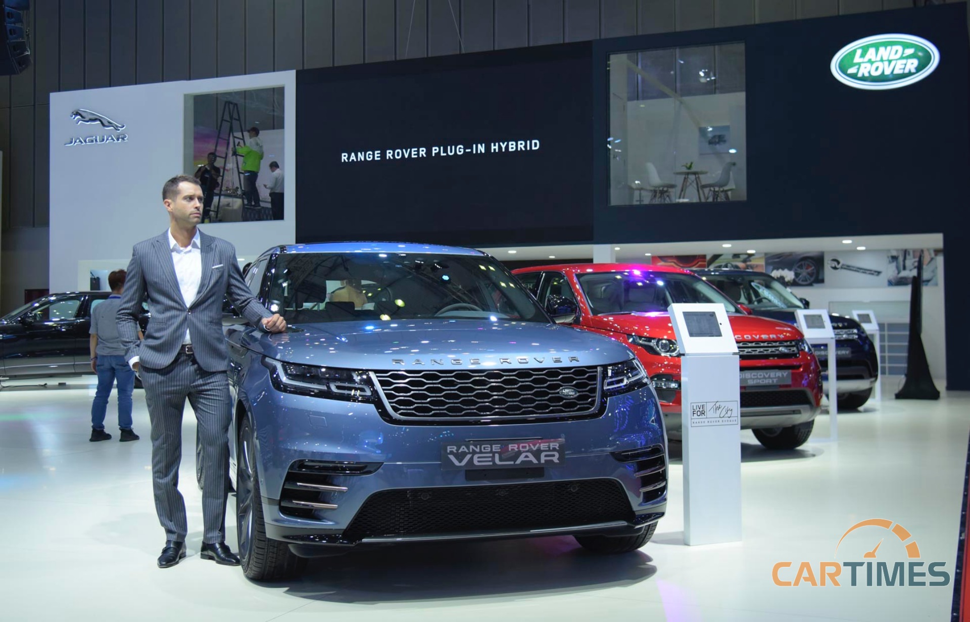 Dàn xe sang tại gian trưng bày của Jaguar Land Rover