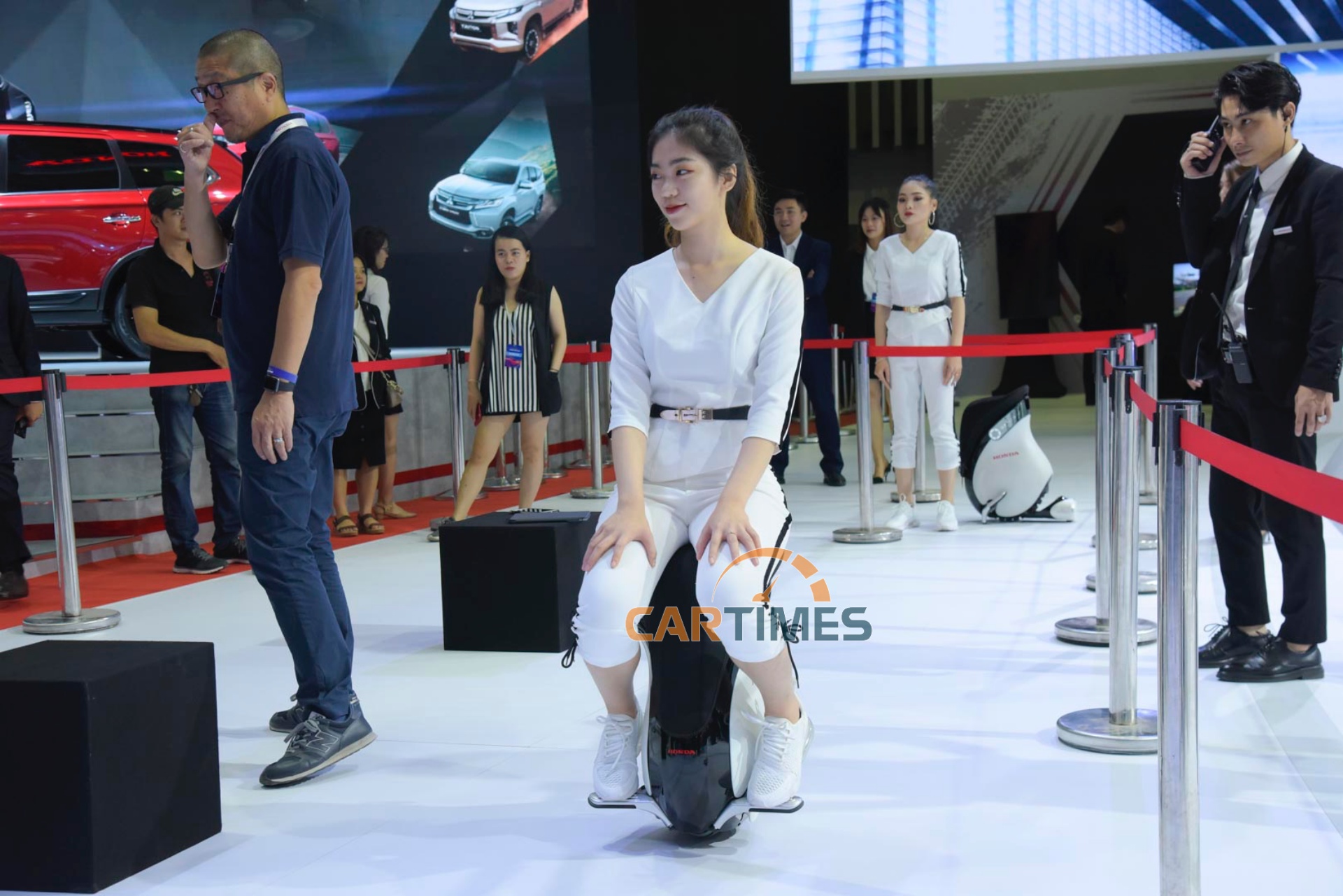 Mẫu xe UNI-CUB cũng được trưng bày và lái thử tại triển lãm