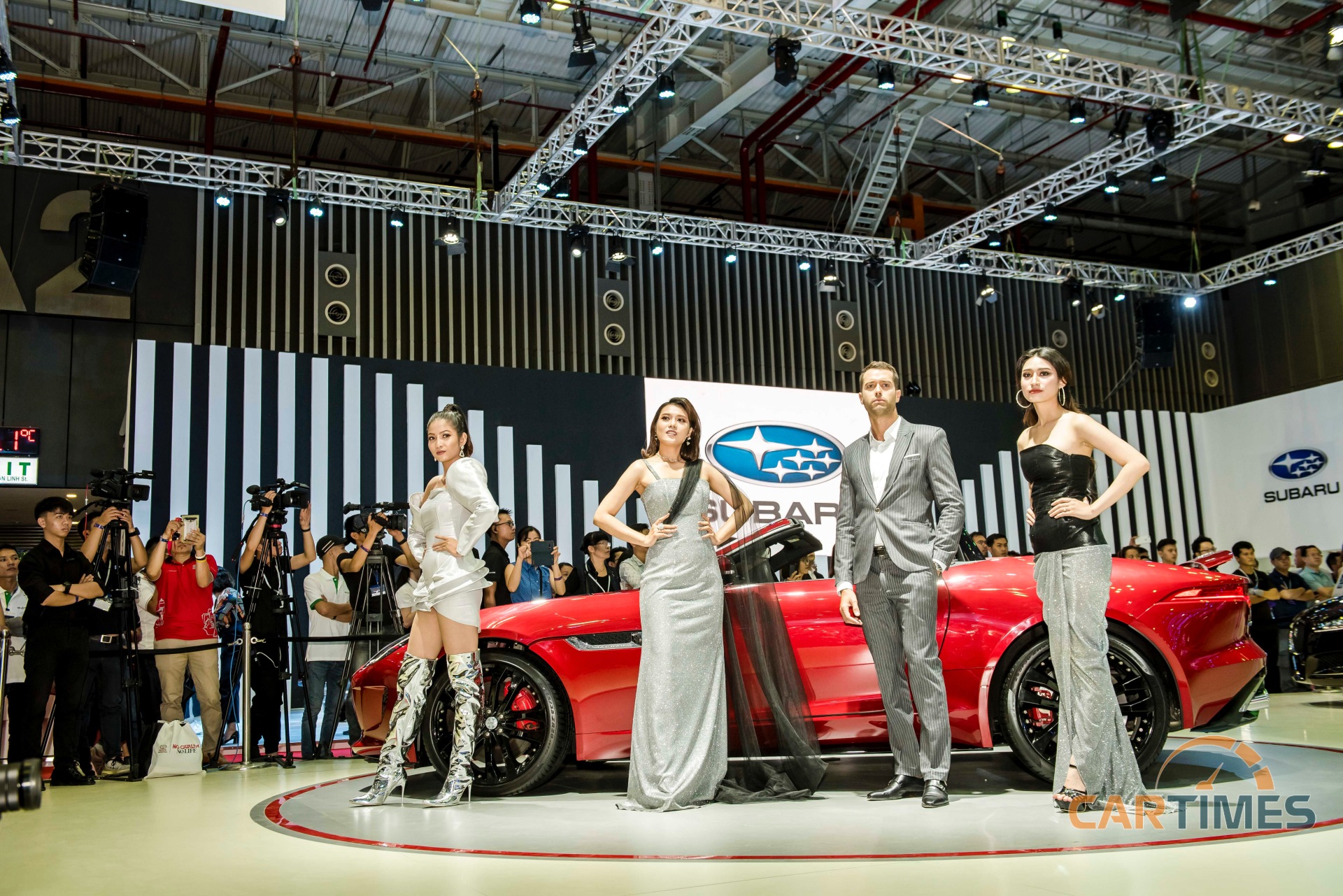 Dàn người mẫu tại gian trưng bày của Jaguar Land Rover