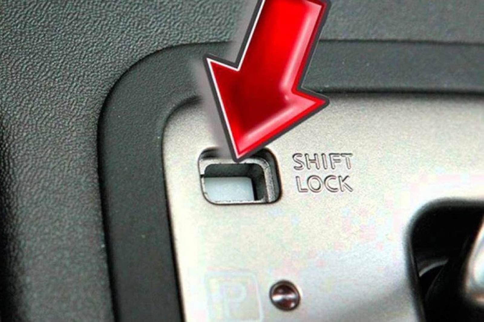 Nút Shift Lock gần khu vực cần số
