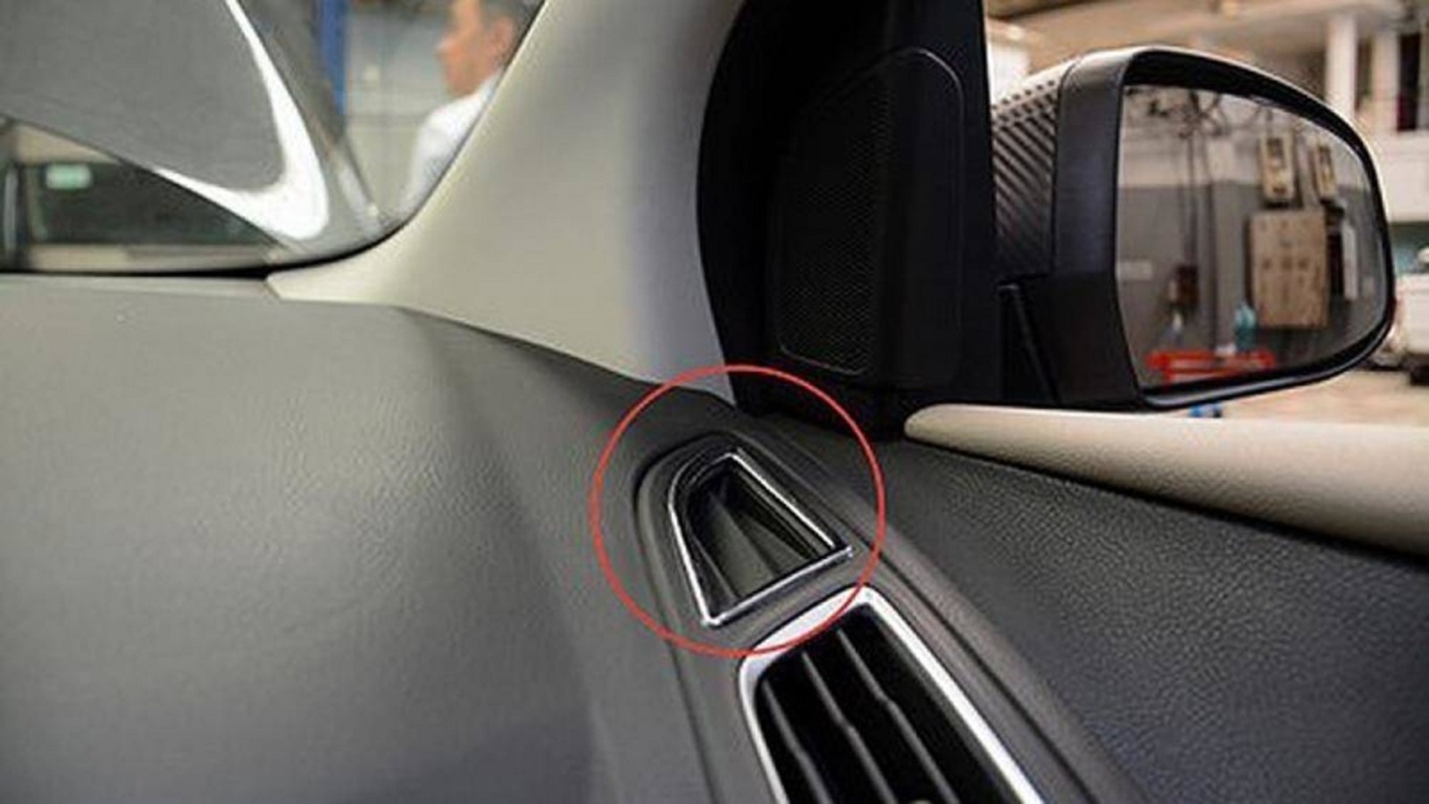 Khe nhỏ trên cửa gió gần khu vực cửa xe