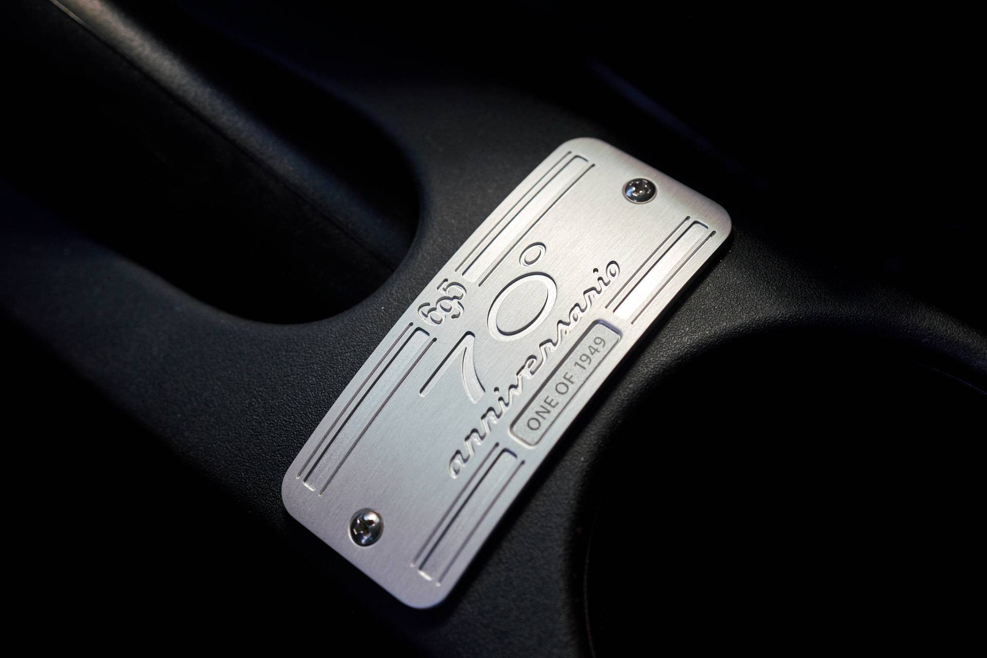 Logo xe Abarth 695 70° Anniversario trong cabin