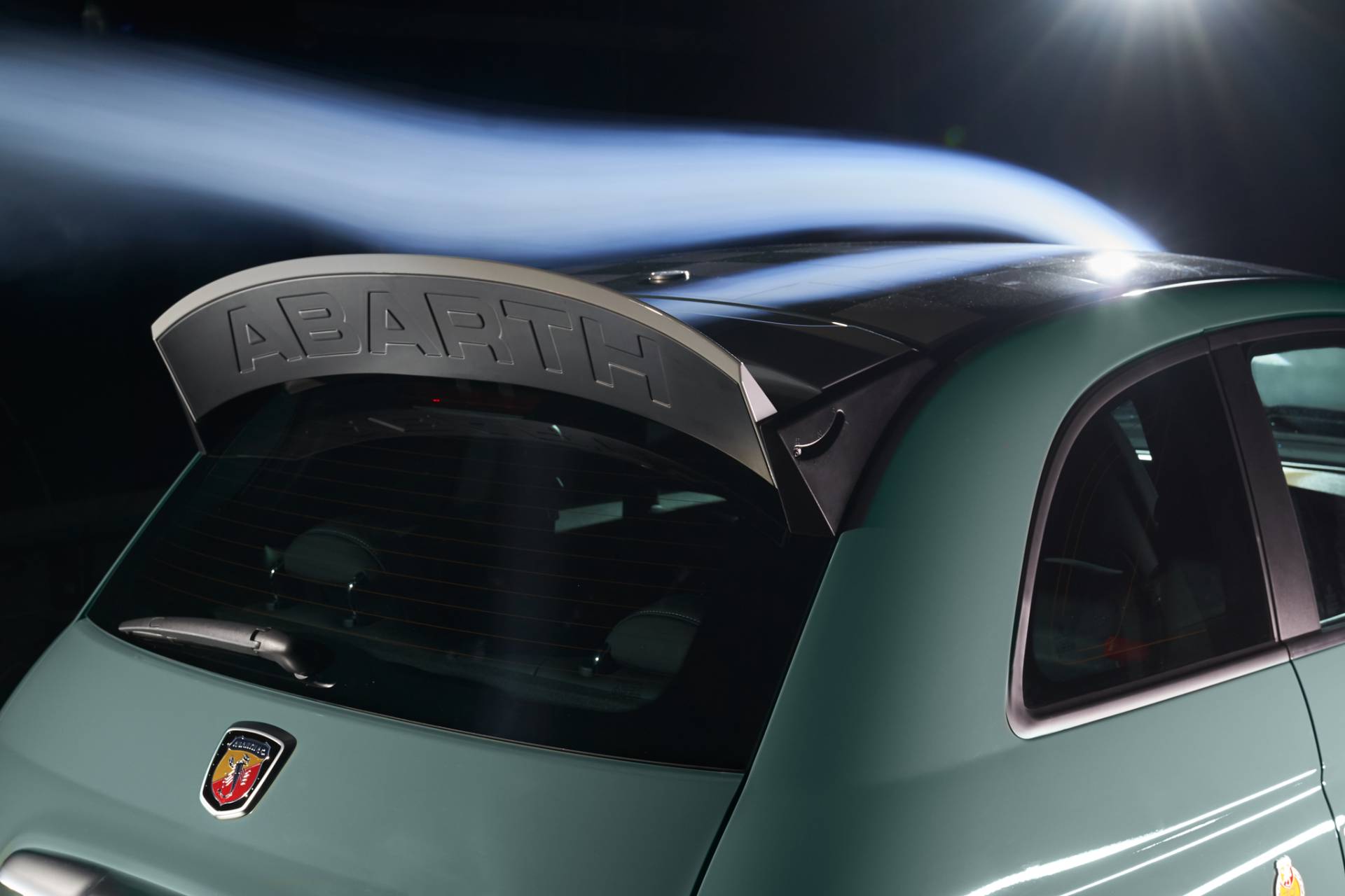 Cánh gió xe Abarth 695 70° Anniversario có thể điều khiển được