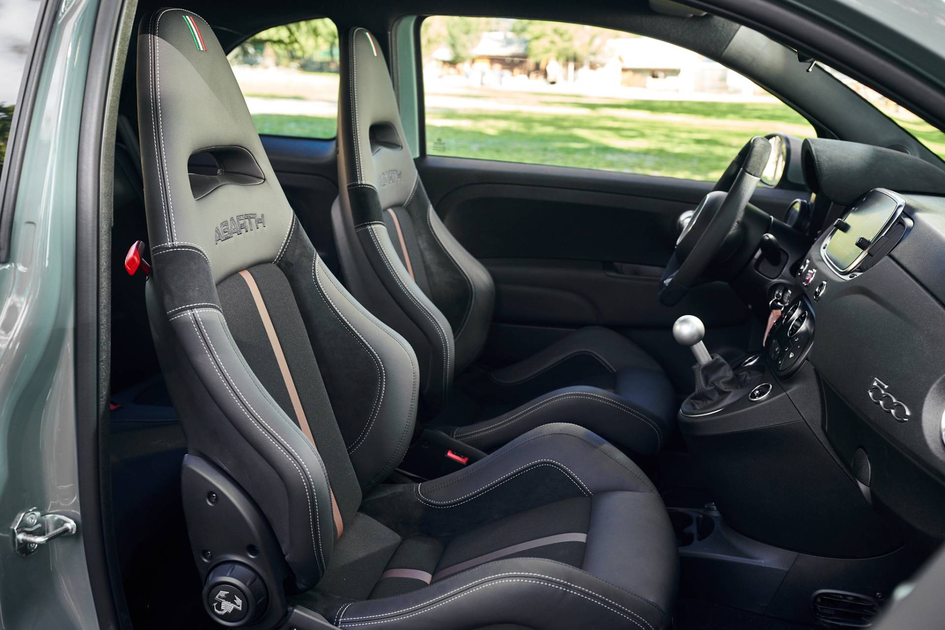 Cabin xe Abarth 695 70° Anniversario